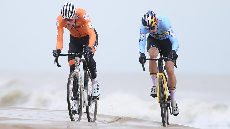 Mathieu Van Der Poel (l.) aus den Niederlanden und Wout van Aert aus Belgien vor zwei Jahren bei Cross-WM
