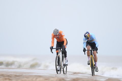Mathieu Van Der Poel (l.) aus den Niederlanden und Wout van Aert aus Belgien vor zwei Jahren bei Cross-WM