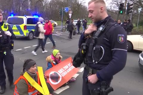 Video: Klimaprotest sorgt für Frust bei Kölner Autofahrern