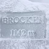 Auf dem Brocken steht auf einem Stein, dass der Berg 1142 Meter hoch ist. Stein und Schrift sind mit Eiskristallen überzogen