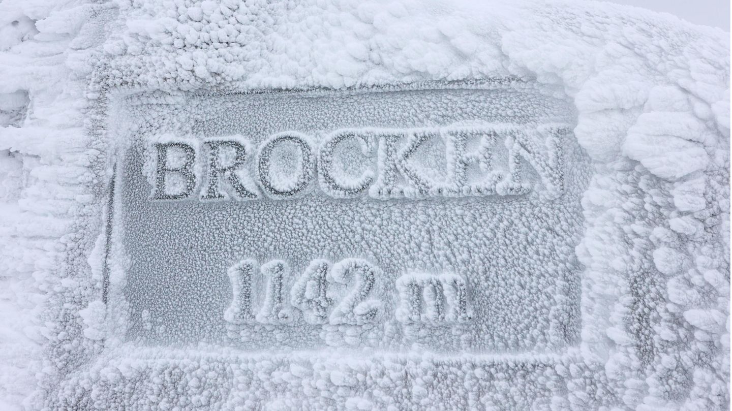 Auf dem Brocken steht auf einem Stein, dass der Berg 1142 Meter hoch ist. Stein und Schrift sind mit Eiskristallen überzogen