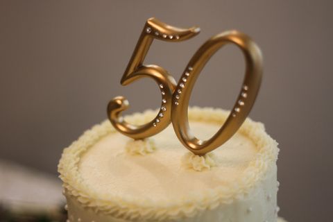 Ein Paar feiert seinen Hochzeitstag