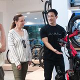 Das Rad kann so aufgestellt werden und nimmt dann wenig Fläche in Anspruch. 