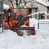 Ein Mann in neonoranger Jacke sitzt in einem