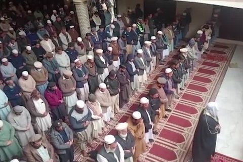 Nach Anschlag mit vielen Toten: Den Islamisten zum Trotz: Gläubige beten in zerbombter Moschee