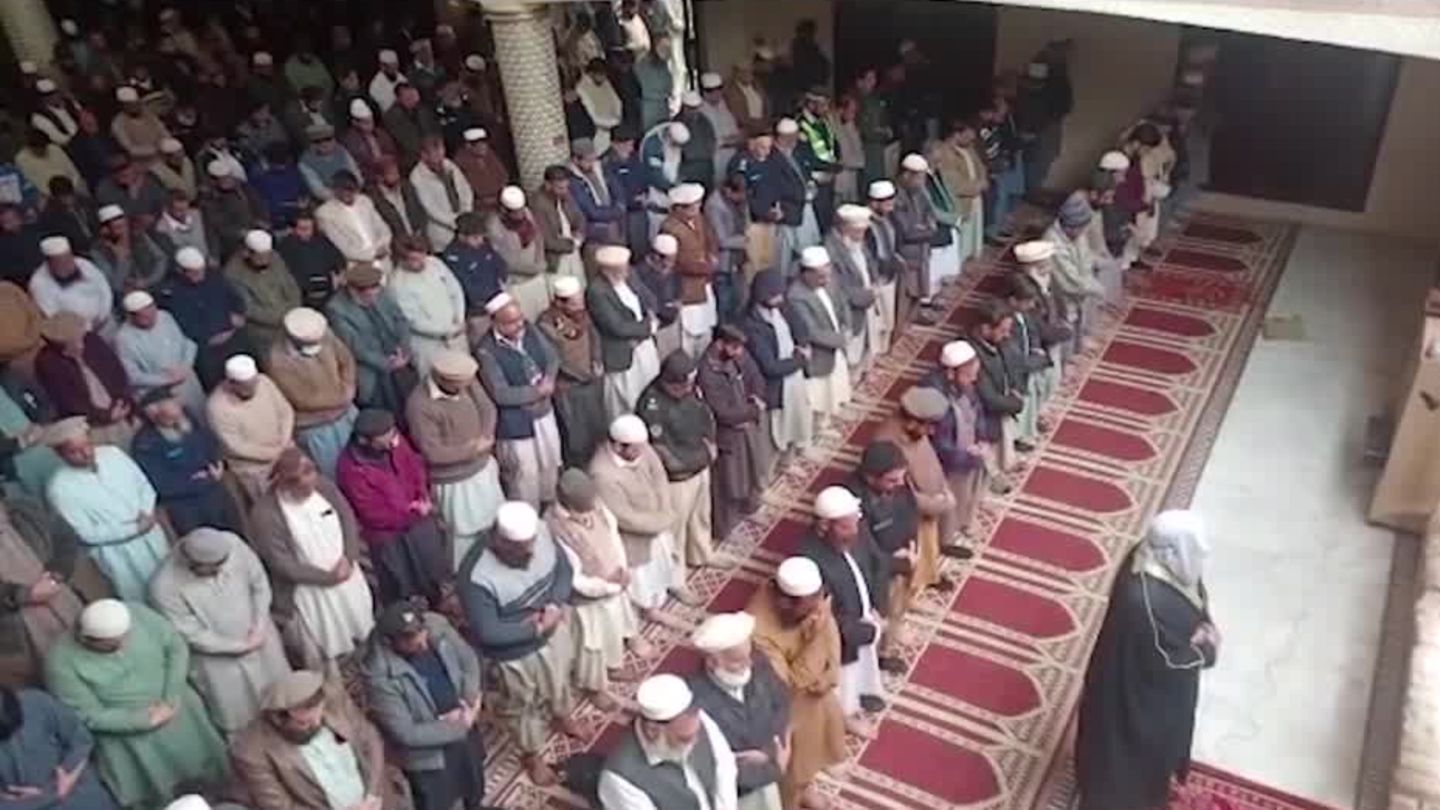 Video: Freitagsgebet in zerbombter Moschee