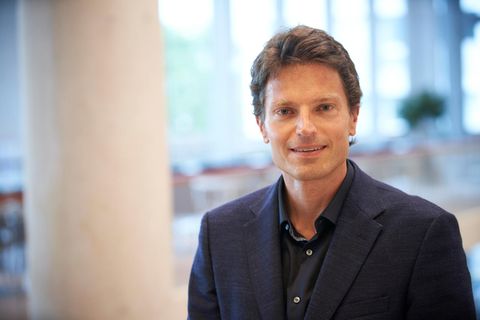 Professor Enzo Weber ist Leiter des Forschungsbereichs "Prognosen und gesamtwirtschaftliche Analysen" am Institut für Arbeitsmarkt- und Berufsforschung (IAB) und Inhaber des Lehrstuhls für Empirische Wirtschaftsforschung der Uni Regensburg. Das IAB ist die Forschungsstelle der Bundesagentur für Arbeit.