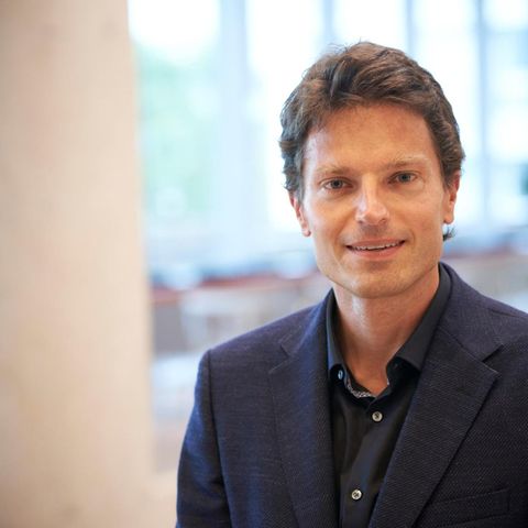 Professor Enzo Weber ist Leiter des Forschungsbereichs "Prognosen und gesamtwirtschaftliche Analysen" am Institut für Arbeitsmarkt- und Berufsforschung (IAB) und Inhaber des Lehrstuhls für Empirische Wirtschaftsforschung der Uni Regensburg. Das IAB ist die Forschungsstelle der Bundesagentur für Arbeit.