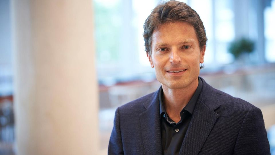 Professor Enzo Weber ist Leiter des Forschungsbereichs "Prognosen und gesamtwirtschaftliche Analysen" am Institut für Arbeitsmarkt- und Berufsforschung (IAB) und Inhaber des Lehrstuhls für Empirische Wirtschaftsforschung der Uni Regensburg. Das IAB ist die Forschungsstelle der Bundesagentur für Arbeit.