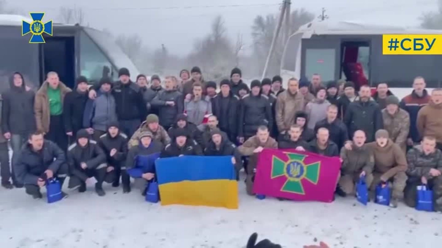 Video: Ukraine und Russland tauschen fast 200 Kriegsgefangene aus