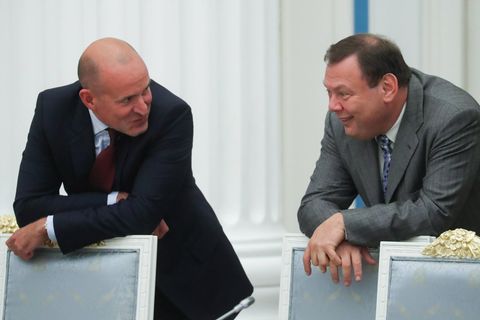 Viktor Charitonin, der Käufer des Flughafen Hahn, spricht mit dem Vorsitzenden des Aufsichtsrats der Alfa Group, Michail Fridman