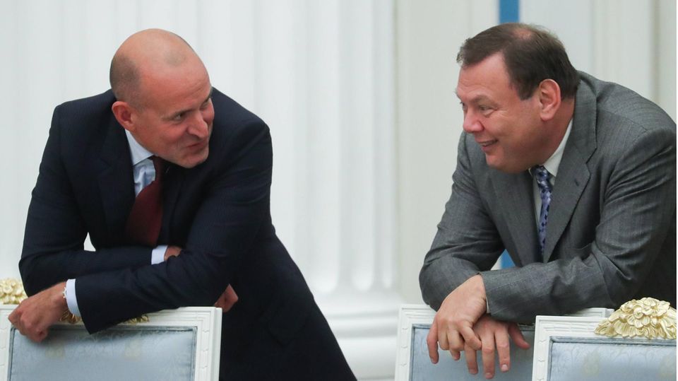 Viktor Charitonin, der Käufer des Flughafen Hahn, spricht mit dem Vorsitzenden des Aufsichtsrats der Alfa Group, Michail Fridman
