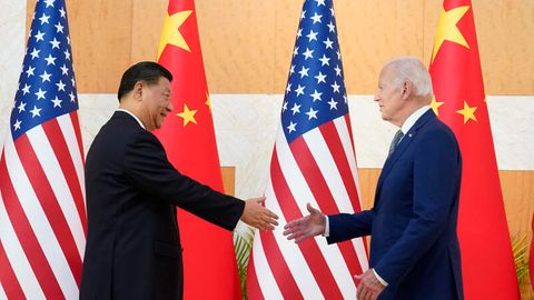 US-Präsident Joe Biden schüttelt dem chinesischen Präsidenten Xi Jinping bei ihrem Treffen vor dem G20-Gipfel die Hand