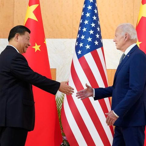 US-Präsident Joe Biden schüttelt dem chinesischen Präsidenten Xi Jinping bei ihrem Treffen vor dem G20-Gipfel die Hand