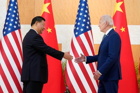 US-Präsident Joe Biden schüttelt dem chinesischen Präsidenten Xi Jinping bei ihrem Treffen vor dem G20-Gipfel die Hand