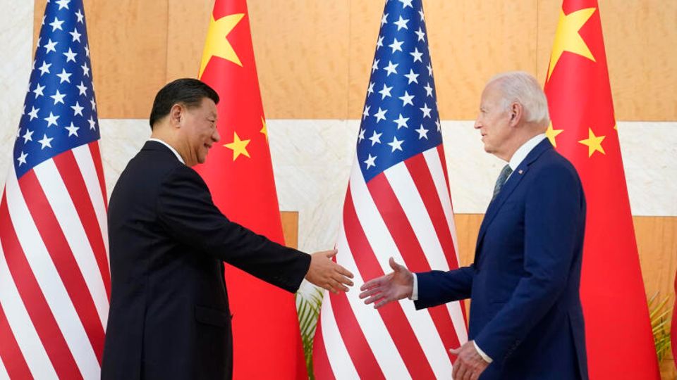 US-Präsident Joe Biden schüttelt dem chinesischen Präsidenten Xi Jinping bei ihrem Treffen vor dem G20-Gipfel die Hand