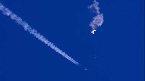 Ein F22-Kampfjet passiert über den USA den zerschossenen Spionageballon