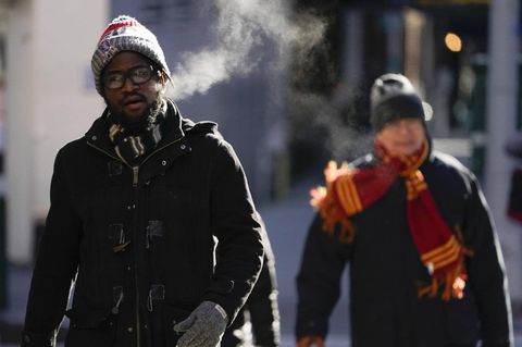 Zwei Fußgänger in Winterbekleidung in den USA