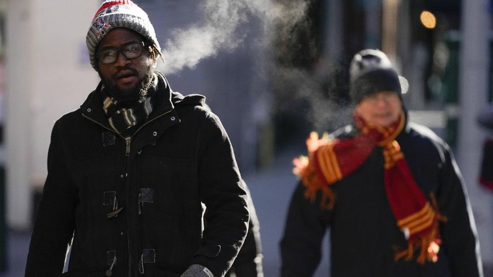 Zwei Fußgänger in Winterbekleidung in den USA