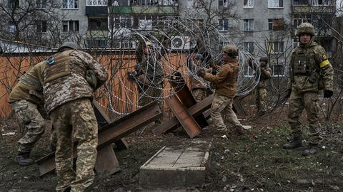 Ukrainische Soldaten errichten Ende Dezember Barrikaden in Bachmut