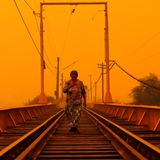 Eine Frau überquert eine Brücke