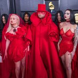 Rot in Rot: Die Sänger:innen Kim Petras, Sam Smith, Violet Chachki und Gottmik kurz vor ihrer Performance. 