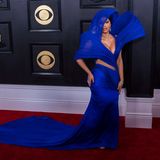 US-Rapperin Cardi B. kam im auffälligen blauen Dress zur Grammy-Verleihung...