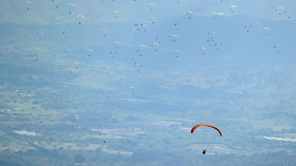 Roldanillo, Kolumbien. Paragliding-Piloten aus 38 Ländern gleiten während der siebten Etappe des Paragliding Americas Cup durch den Himmel über Roldanillo, einer Gemeinde in Kolumbien, um die sich für die bevorstehenden Paragliding-Weltmeisterschaften zu qualifizieren.