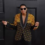 Der US-Sänger, Schauspieler und Tänzer Myles Frost begeisterte mit eine Glieder-Sakko auf dem roten Teppich. 