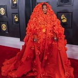 Versteckt unter einem roten Blumenmeer betrat die us-amerikanische Sängerin und Songwriterin Melissa Viviane Jefferson, besser bekannt unter ihrem Künstlernamen Lizzo, den roten Teppich. 