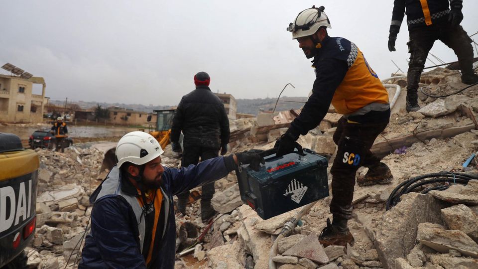 Hunderte Tote nach schwerem Erdbeben in der Türkei