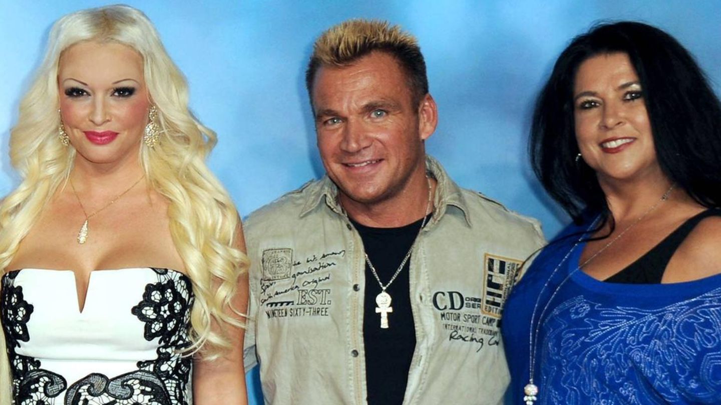 Daniela Katzenberger mit ihrer Mutter Iris Klein und deren Mann Peter Daniela Katzenberger mit ihrer Mutter Iris Klein und deren Mann Peter im Jahr 2014