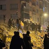 Menschen versuchen eingeschlossene Bewohner eines eingestürzten Gebäudes zu erreichen