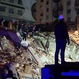 Zerstörung auch im türkischen Diyarbakir, wo Menschen versuchen, eingeschlossene Bewohner eines eingestürzten Gebäudes zu retten