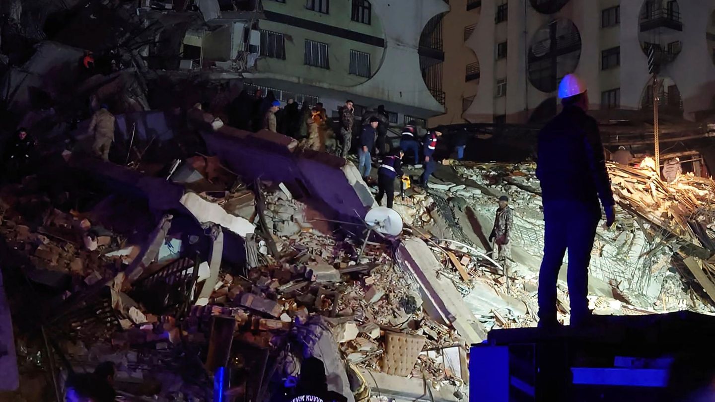 Zerstörung auch im türkischen Diyarbakir, wo Menschen versuchen, eingeschlossene Bewohner eines eingestürzten Gebäudes zu retten