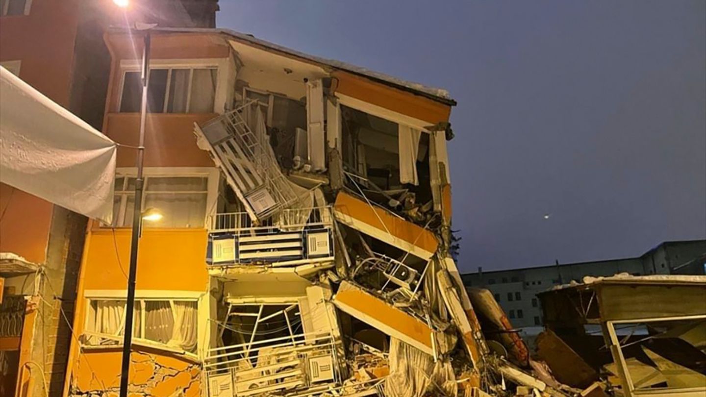 Ein eingestürztes Gebäude in Pazarcik in der südtürkischen Provinz Kahramanmaras