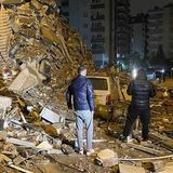 Menschen versuchen in Diyarbakir im Süden der Türkei eingeschlossene Bewohner in eingestürzten Gebäuden zu erreichen