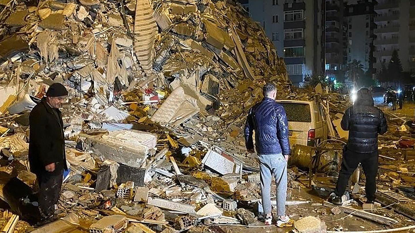 Menschen versuchen in Diyarbakir im Süden der Türkei eingeschlossene Bewohner in eingestürzten Gebäuden zu erreichen