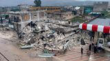 Zerstörung auch in Syrien: Menschen durchsuchen in der Stadt Azmarin die Trümmer eines eingestürzten Gebäudes