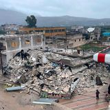 Zerstörung auch in Syrien: Menschen durchsuchen in der Stadt Azmarin die Trümmer eines eingestürzten Gebäudes