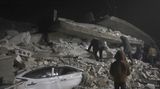 Ein eingestürztes Haus im syrischen Azmarin. Die Trümmer haben ein Auto verschüttet.