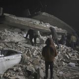 Ein eingestürztes Haus im syrischen Azmarin. Die Trümmer haben ein Auto verschüttet.