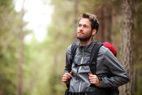 Ein Mann trägt eine Jack Wolfskin Jacke.