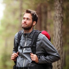Ein Mann trägt eine Jack Wolfskin Jacke.