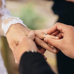 Brautpaar steckt sich Ringe an