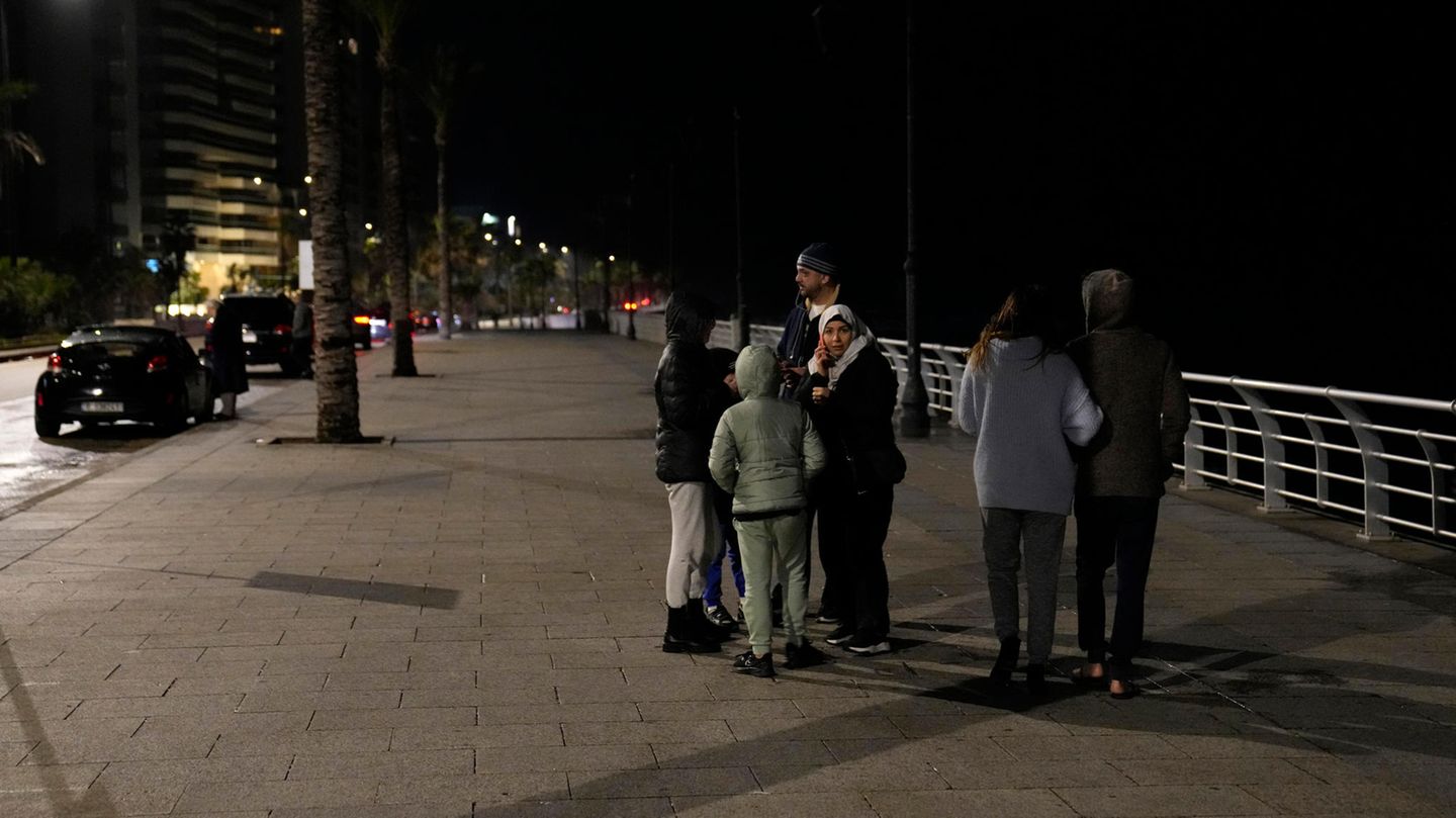Nach einem Erdbeben in der benachtbarten Türkei steht eine Familie im Freien