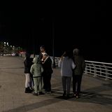 Nach einem Erdbeben in der benachtbarten Türkei steht eine Familie im Freien