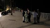 Nach einem Erdbeben in der benachtbarten Türkei steht eine Familie im Freien