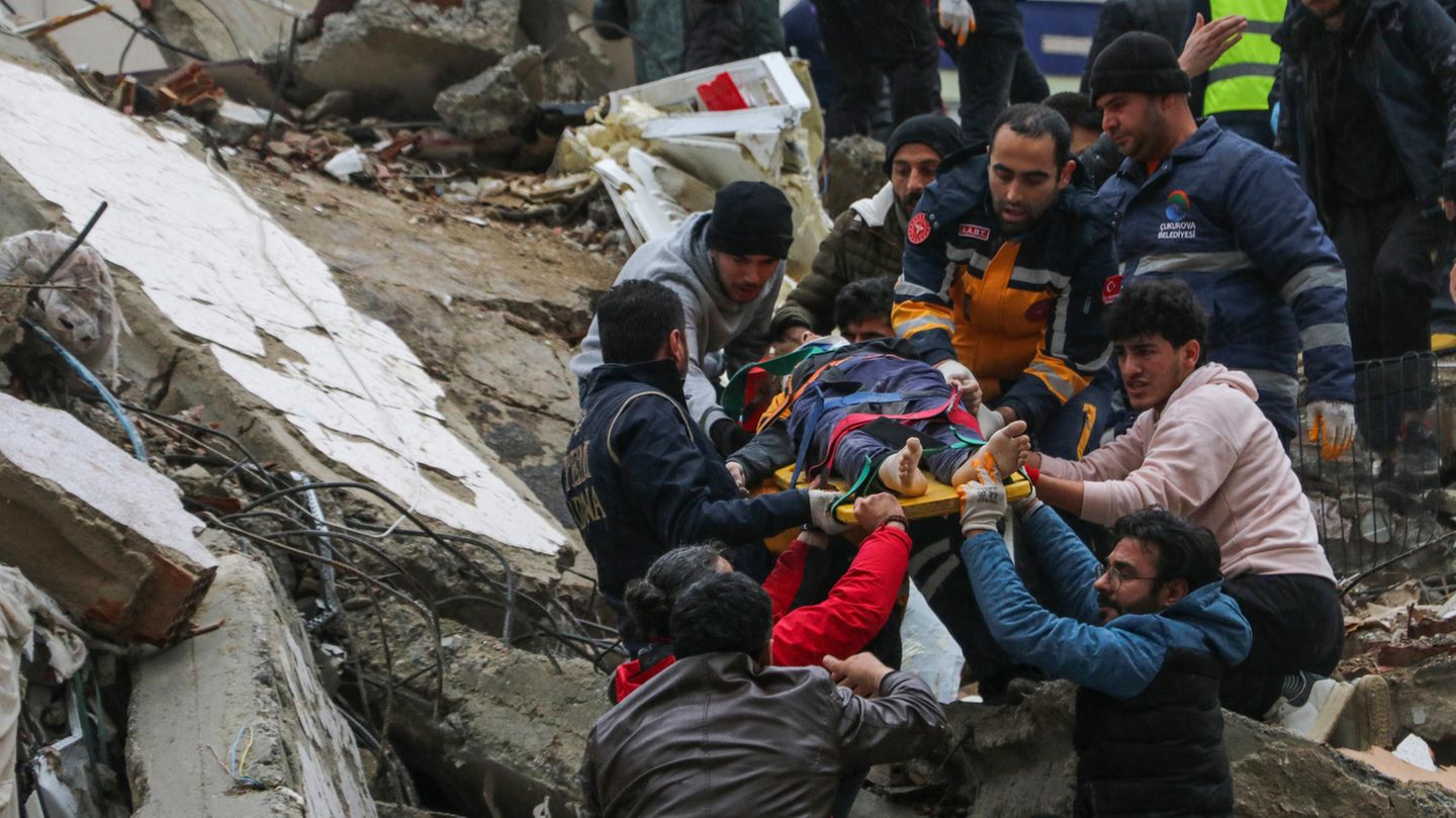 Rettungskräfte bergen eine Erdbebenopfer auf einer Bahre aus einem eingestürzten Gebäude in der trürkischen Stadt Adana
