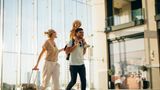 Statt in wirtschaftlich schwierigen Zeiten auf einen Urlaub ganz zu verzichten, setzen die Deutschen laut einer Studie lieber auf abgespeckte Ferien. So wollen sich 73 Prozent der Befragten bei Souvenirs und beim Shopping einschränken, um die Reisekosten trotz Inflation und hoher Energiepreise im Griff zu behalten, heißt es in einer der Deutschen Presse-Agentur vorliegenden Untersuchung der Hamburger BAT-Stiftung für Zukunftsfragen. 69 Prozent wiederum verreisten möglichst in der Neben- statt in der Hauptsaison, 63 Prozent wählten ein möglichst preiswertes Reiseziel und 60 Prozent eine günstigere Unterkunft als sonst.  Mehr als die Hälfte der Befragten (56 Prozent) nimmt zur Reduzierung der Kosten umständlichere Reisewege, etwa alternative Abflughäfen oder längere Umsteigezeiten, in Kauf. 54 Prozent wiederum warteten auf "Schnäppchen" und Last-Minute-Angebote. Ebenfalls 54 Prozent gaben an, am Urlaubsort nicht mehr so oft zum Essen ins Restaurant zu gehen. Nicht mehr jedes Jahr zu verreisen, nannten 52 Prozent.
